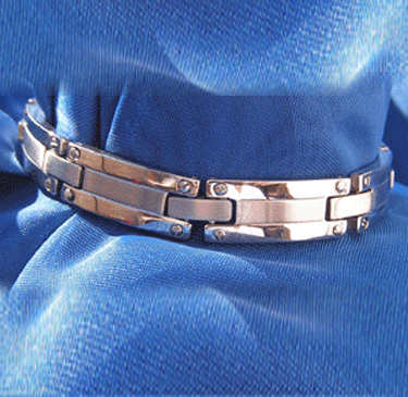Markantes Edelstahl Armband teil mattiert