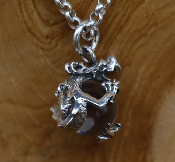 Drache mit Kugel - kristall
