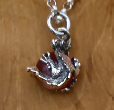 Drache mit Kugel - rot