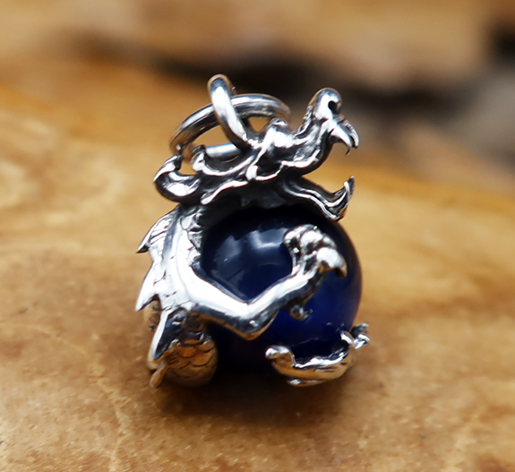 Drache mit Kugel