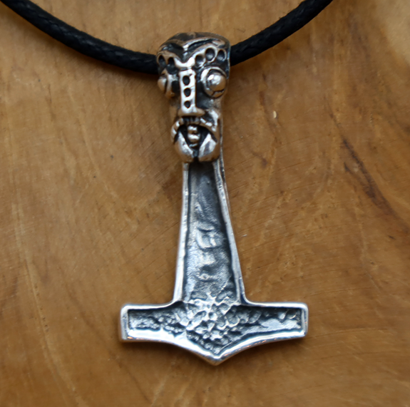 Thor Hammer mit Gesicht